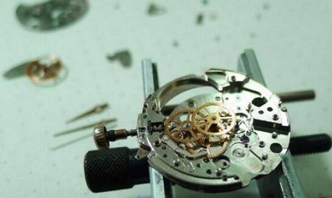 真力时手表轴断了要多少钱维修（真力时表后盖生锈）